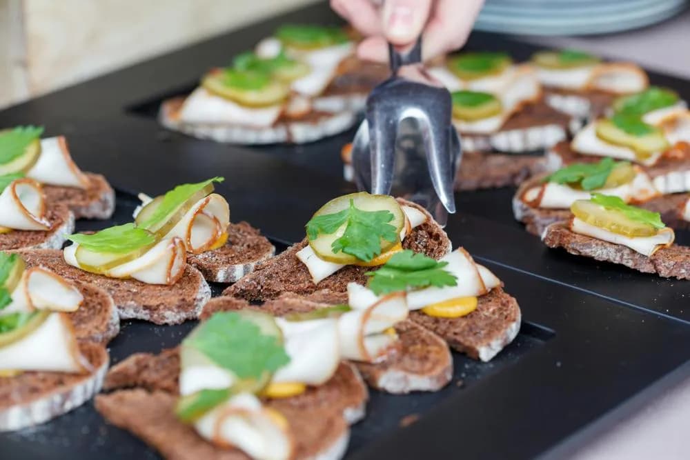 Ile kosztuje catering na 60 osób? Sprawdź, co wpływa na cenę