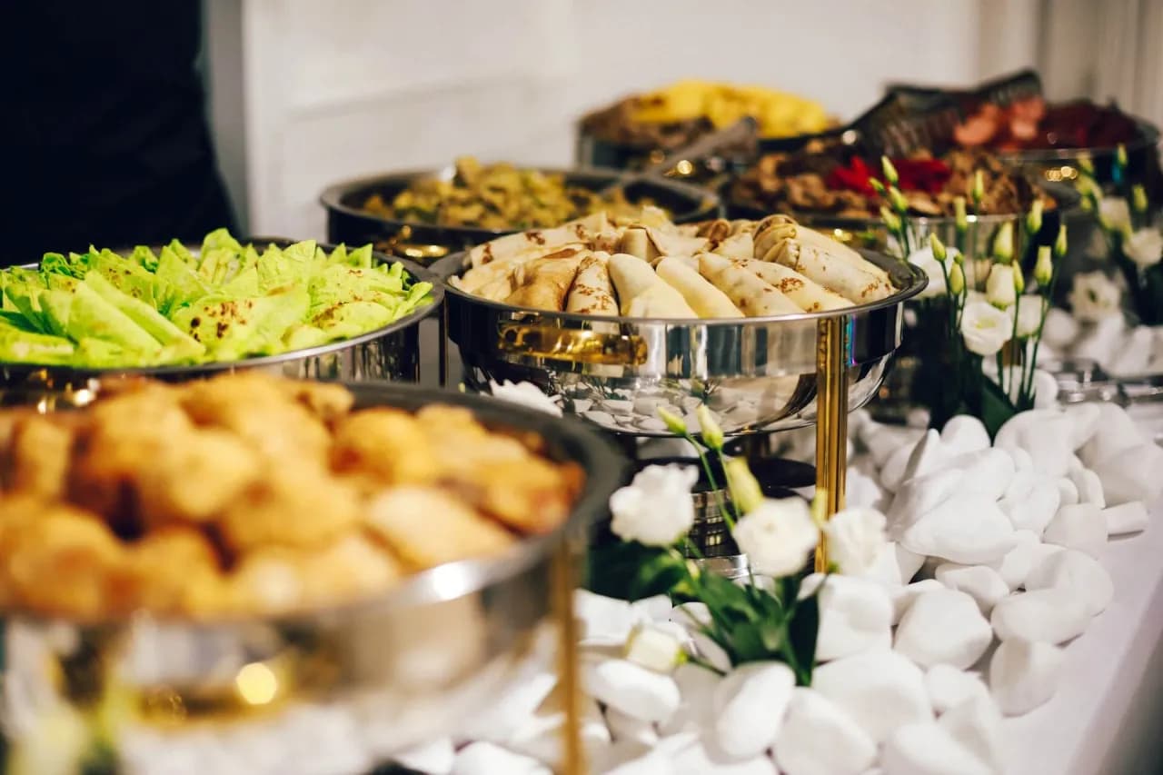 Ile kosztuje catering na 15 osób? Sprawdź ceny i oferty, które zaskoczą