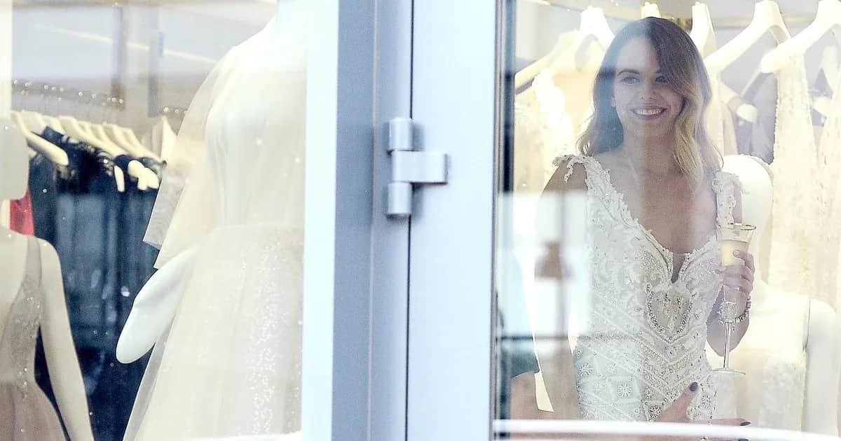 Kto kupuje suknię ślubną? Odkryj tradycje i odpowiedzialności