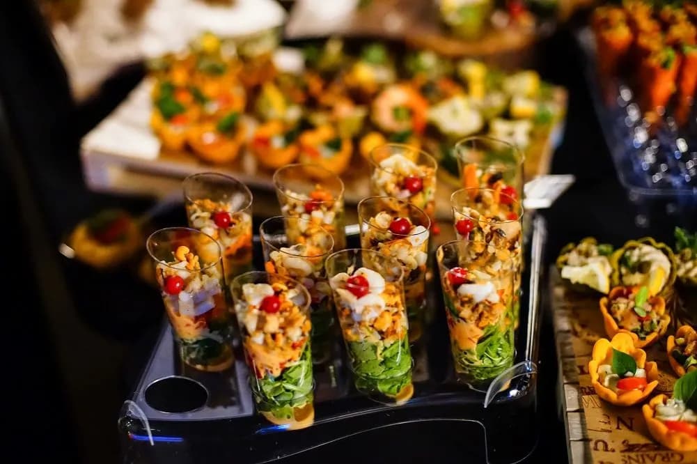 Jak wygląda catering do domu? Odkryj korzyści i opcje dla Ciebie